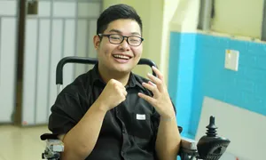 Nghị lực của cậu bé bại não ở xóm nổi ven sông Hồng